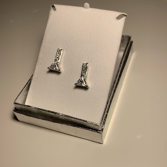 BNIB Swarovski Fixed Drop Earrings - Picture 1 of 2